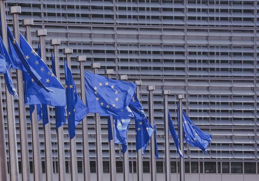 Edificio Parlamento europeo y banderas